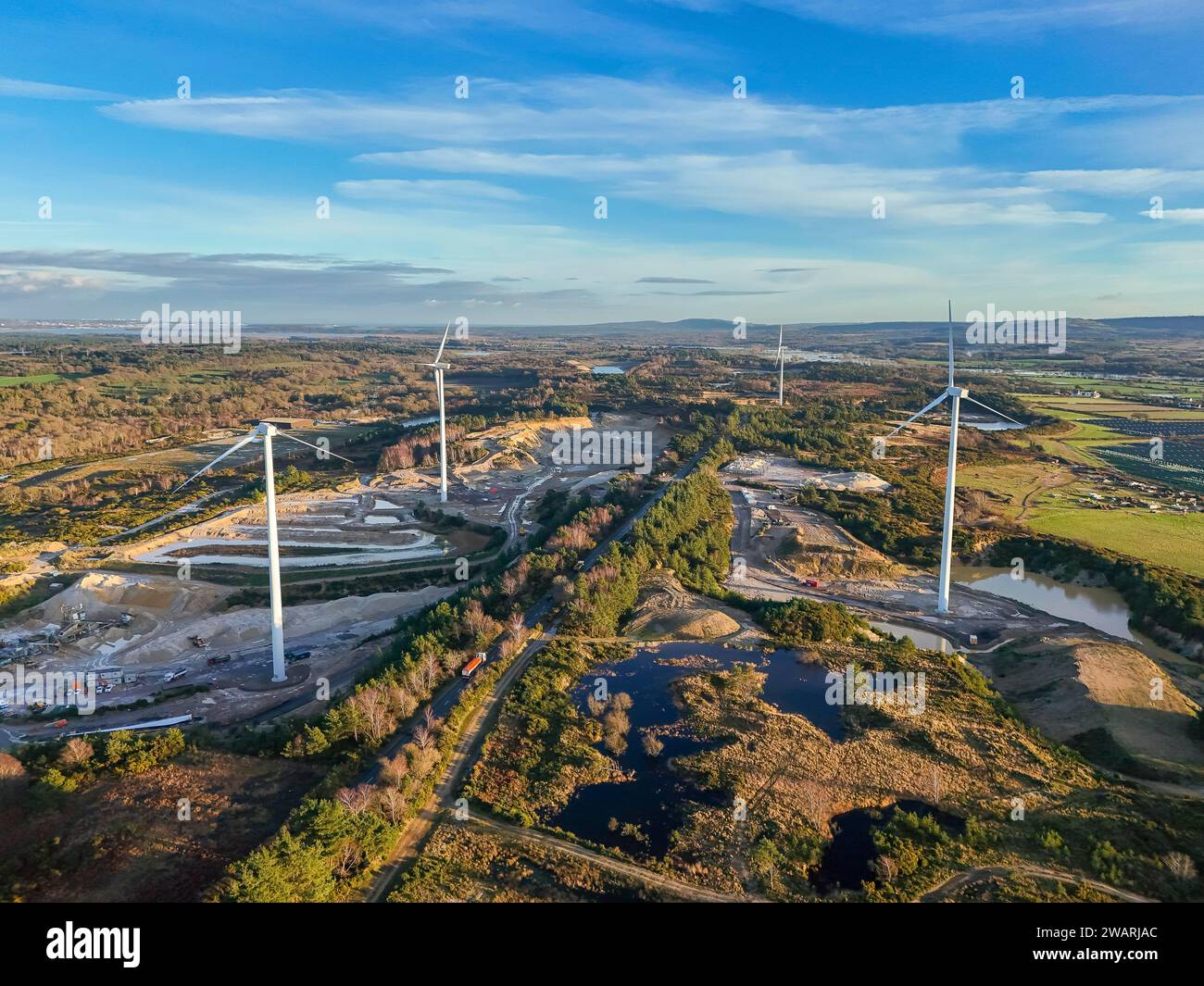 Wareham, Dorset, Royaume-Uni. 6 janvier 2023. Météo britannique : vue aérienne des nouvelles éoliennes géantes controversées en construction à Masters Quarry près de Wareham sur l'île de Purbeck dans le Dorset. Le projet controversé du parc éolien Alaska, qui a fait l'objet d'une planification et d'une bataille juridique de près de 20 ans, est presque terminé. Quatre turbines Vestas de 2 MW devraient produire suffisamment d’électricité zéro carbone pour répondre à la demande annuelle de plus de 5 000 000 foyers. Crédit photo : Graham Hunt/Alamy Live News Banque D'Images