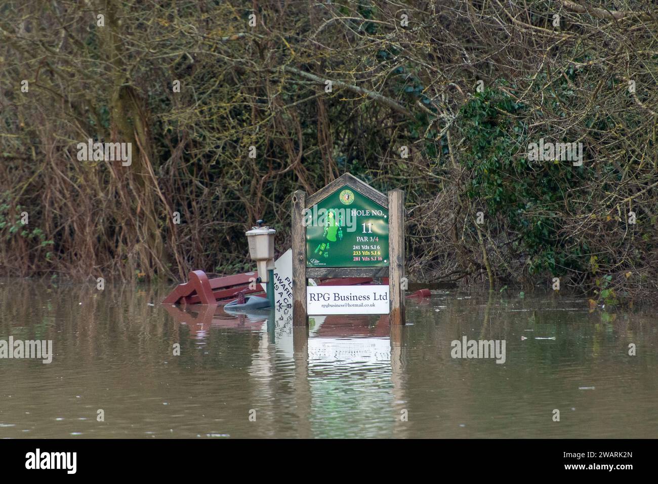 Datchet, Berkshire, Royaume-Uni. 6 janvier 2024. Datchet Golf Club à Datchet, Berkshire est inondé. Le cours est près de la Tamise où les niveaux d'eau continuent de monter. La Tamise a éclaté sur ses rives et une alerte aux inondations reste en place pour Datchet. Crédit : Maureen McLean/Alamy Live News Banque D'Images