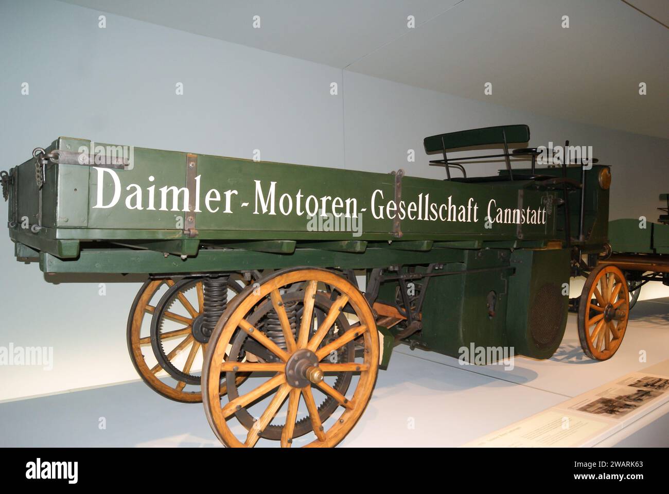 Stuttgart, Allemagne - 28 août 2010 : camion vintage de Daimler-Motoren-Gesellschaft (DMG) au Musée Mercedes-Benz de Stuttgart Banque D'Images