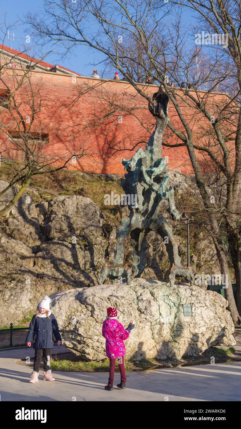 CRACOVIE, POLOGNE - 27 DÉCEMBRE 2023 : le Dragon du Wawel (polonais : Smok Wawelski), également connu sous le nom de Dragon de la colline du Wawel, est un célèbre dragon à jambe polonaise Banque D'Images