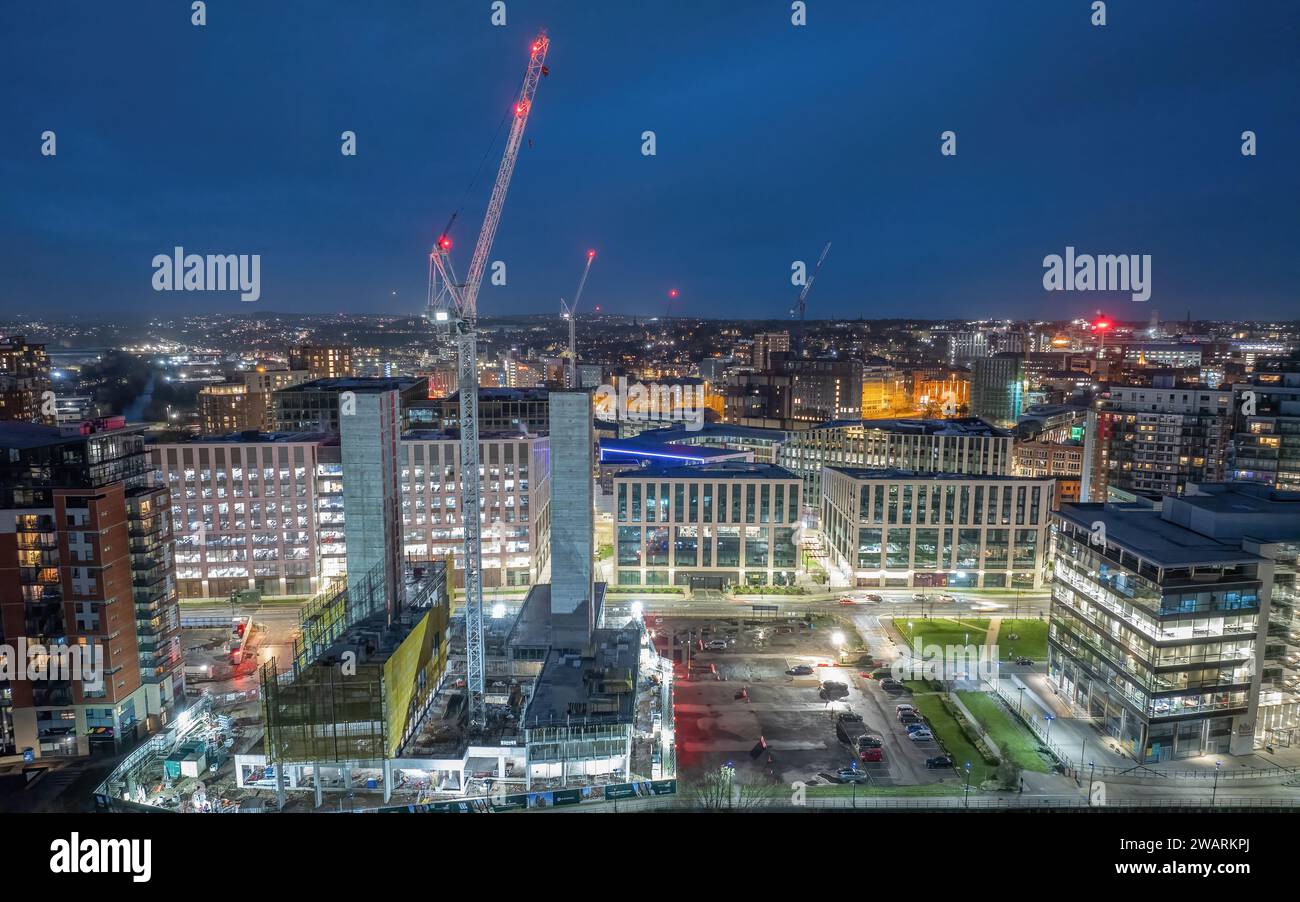 Leeds West Yorkshire vue aérienne du centre-ville la nuit en regardant vers le nord de près de la gare montrant les travaux de construction et le réaménagement. Banque D'Images