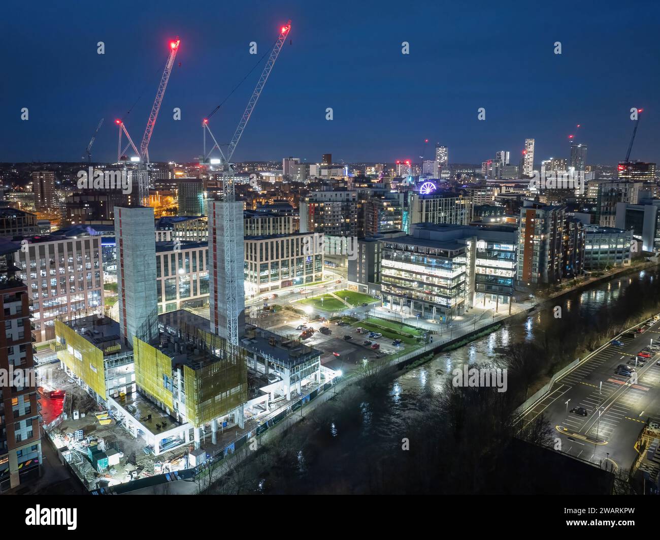 Leeds West Yorkshire vue aérienne du centre-ville la nuit en regardant vers le nord de près de la gare montrant les travaux de construction et le réaménagement. Banque D'Images