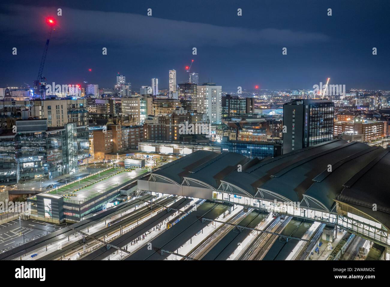 Gare de Leeds vue aérienne de la gare du centre-ville de Leeds la nuit avec quais de gare et lumières au crépuscule. West Yorkshire Banque D'Images