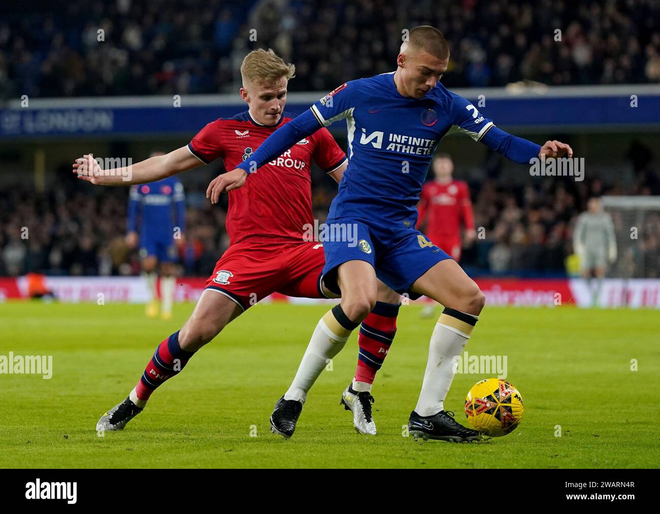 Ali McCann de Preston North End (à gauche) et Alfie Gilchrist de Chelsea se battent pour le ballon lors du match du troisième tour de la coupe FA Emirates à Stamford Bridge, Londres. Date de la photo : samedi 6 janvier 2024. Banque D'Images