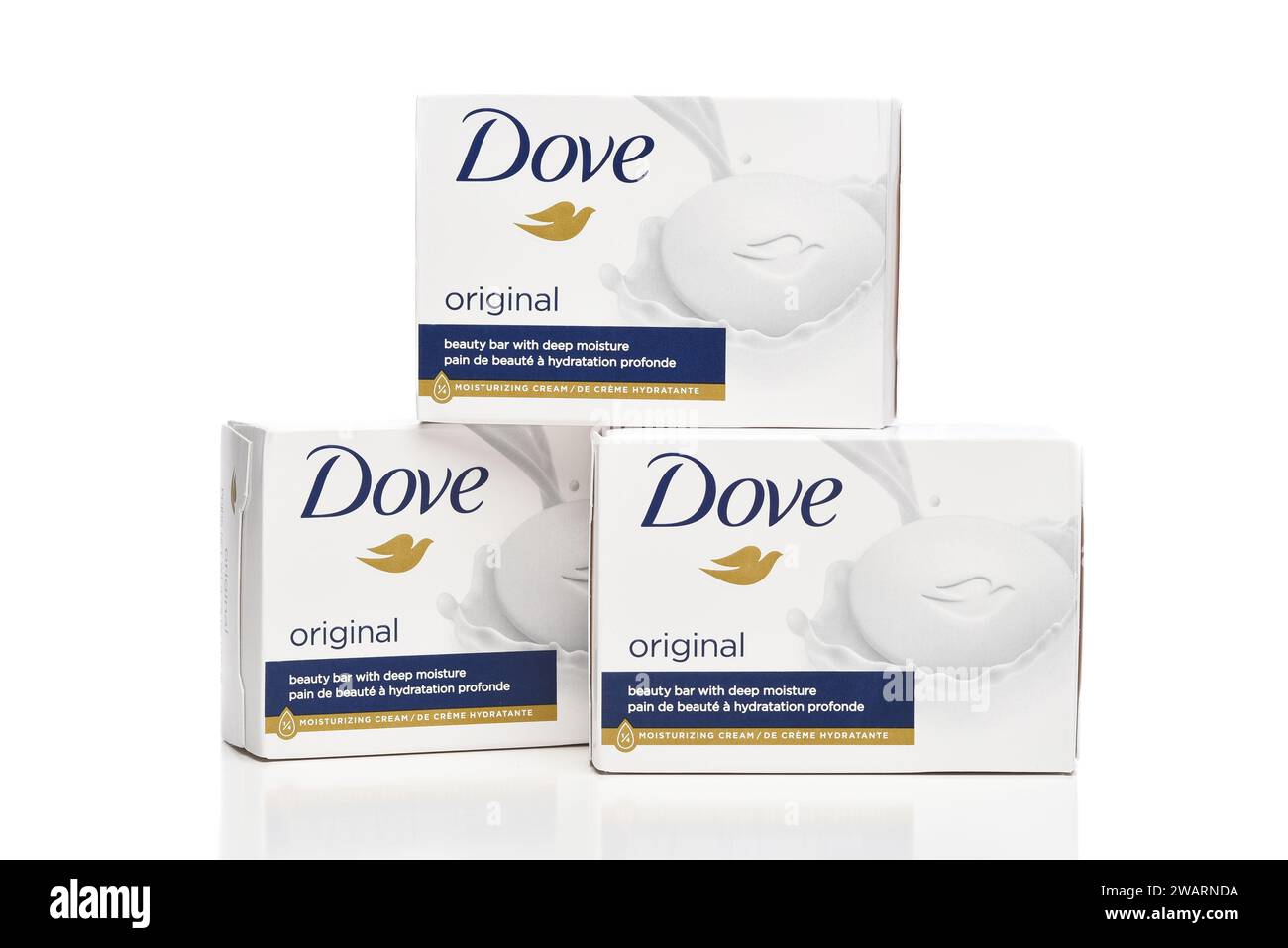 IRVINE, CALIFORNIE - 3 JANVIER 2024 : trois boîtes de barres Dove Beauty avec crème hydratante. Banque D'Images