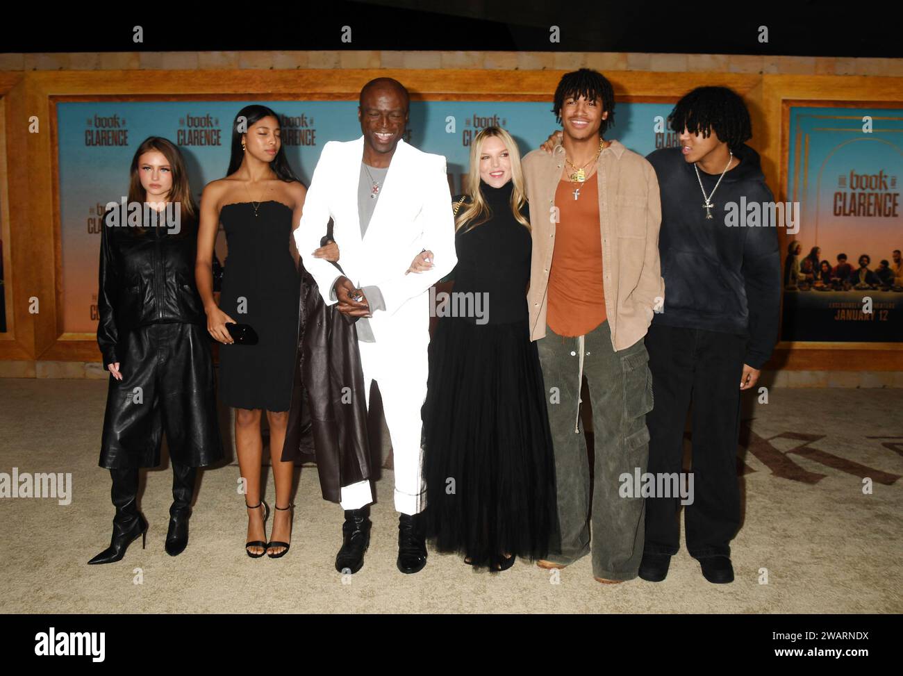 LOS ANGELES, CALIFORNIE - JANVIER 05 : (G-D) Leni Klum, Lou Samuel, Seal, Laura Strayer, Henry Günther Ademola Dashtu Samuel et Johan Riley Fyodor Tai Banque D'Images