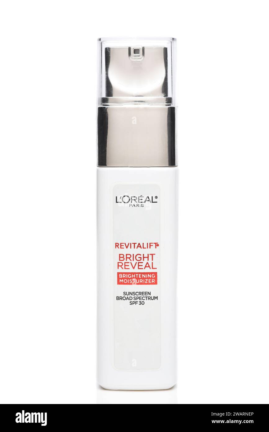 IRVINE, CALIFORNIE - 3 JANVIER 2024 : une bouteille de crème solaire Loreal Revitalift Bright Reveal Moisturizer, avec large spectre SPF 30. Banque D'Images