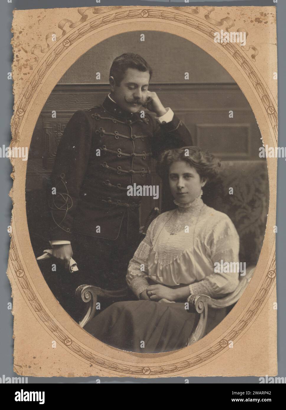 Portrait d'un homme inconnu en uniforme militaire et d'une femme inconnue, anonyme, 1885 - 1910 photographie papier Baryta pays-Bas. papier gélatine argent imprimer des personnes historiques non connues par leur nom. Personnes historiques non connues par leur nom - BB - femme. Uniformes (militaires) pays-Bas Banque D'Images