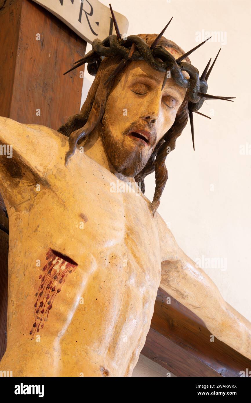VICENCE, ITALIE - 7 NOVEMBRE 2023 : le détail de la statue polychrome sculptée médiévale de Crucifixion dans l'église Chiesa di Santa Corona Banque D'Images