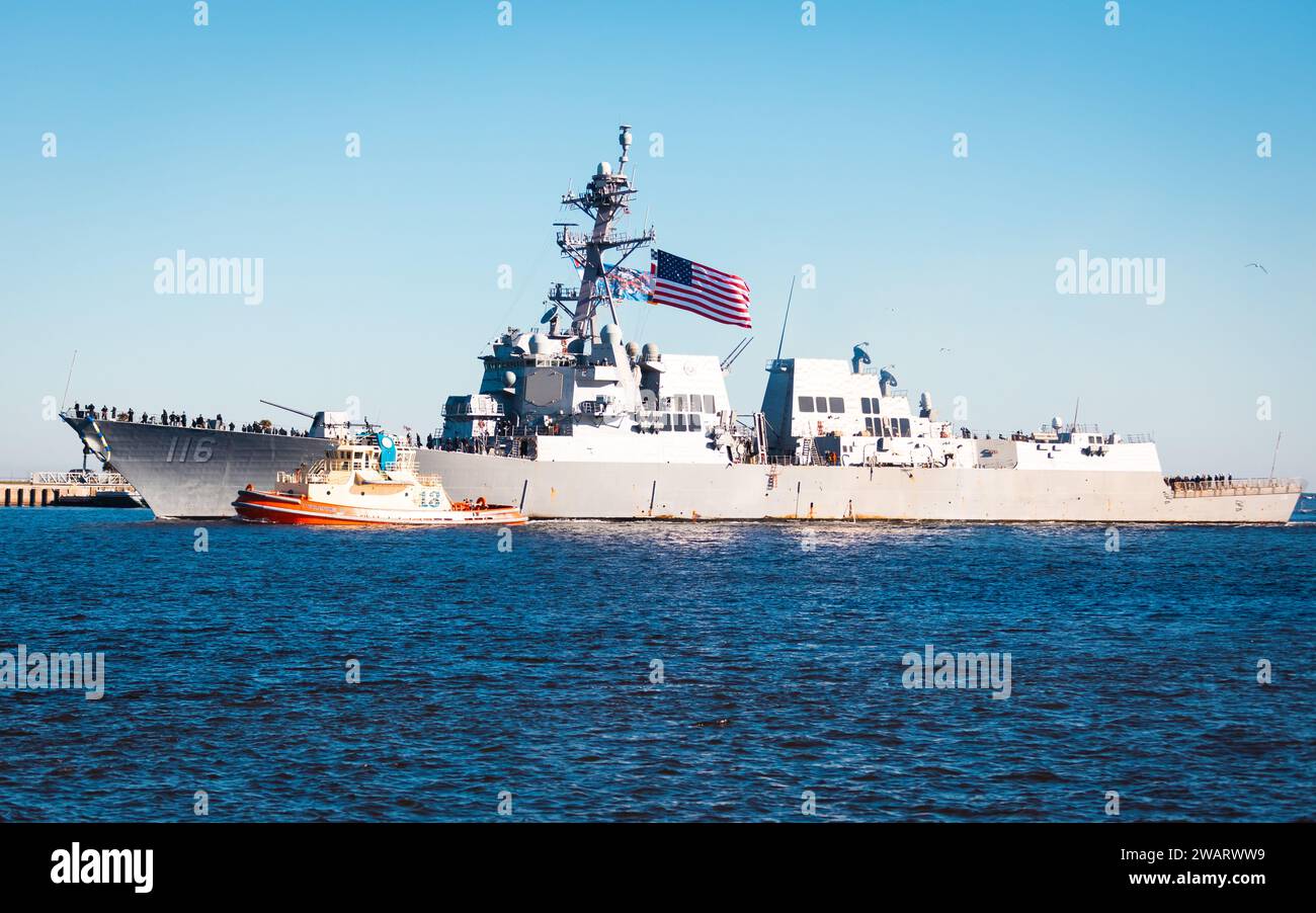 Jacksonville, États-Unis. 11 janvier 1112. Les destroyers à missiles guidés de la classe Arleigh-burke de l'US Navy USS Thomas Hudner arrivent à la base navale de Mayport après un déploiement de huit mois, le 4 janvier 2024 à Jacksonville, en Floride. Crédit : MC1 Brandon Vinson/Planetpix/Alamy Live News crédit : Planetpix/Alamy Live News Banque D'Images