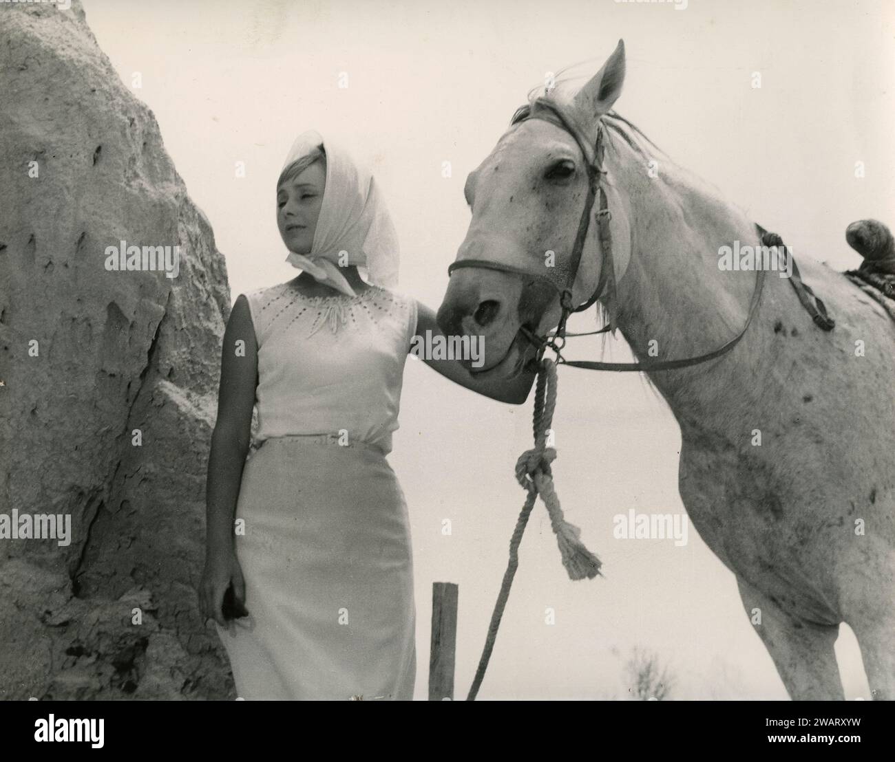 Actrice danoise avec un cheval, Danemark années 1960 Banque D'Images