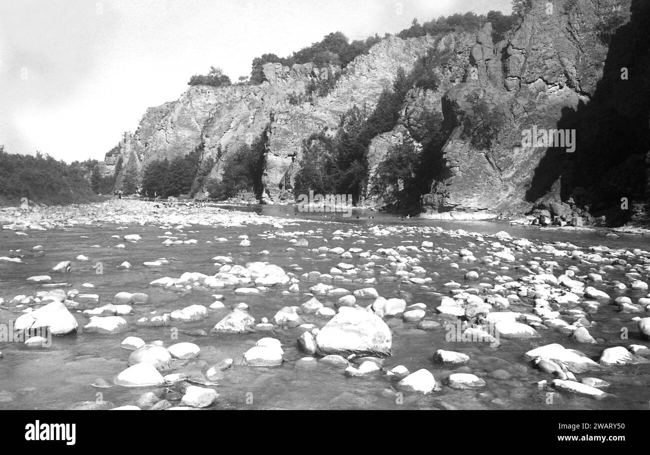 Vue sur la rivière Putna dans le comté de Vrancea, Roumanie, env. 1990 Banque D'Images