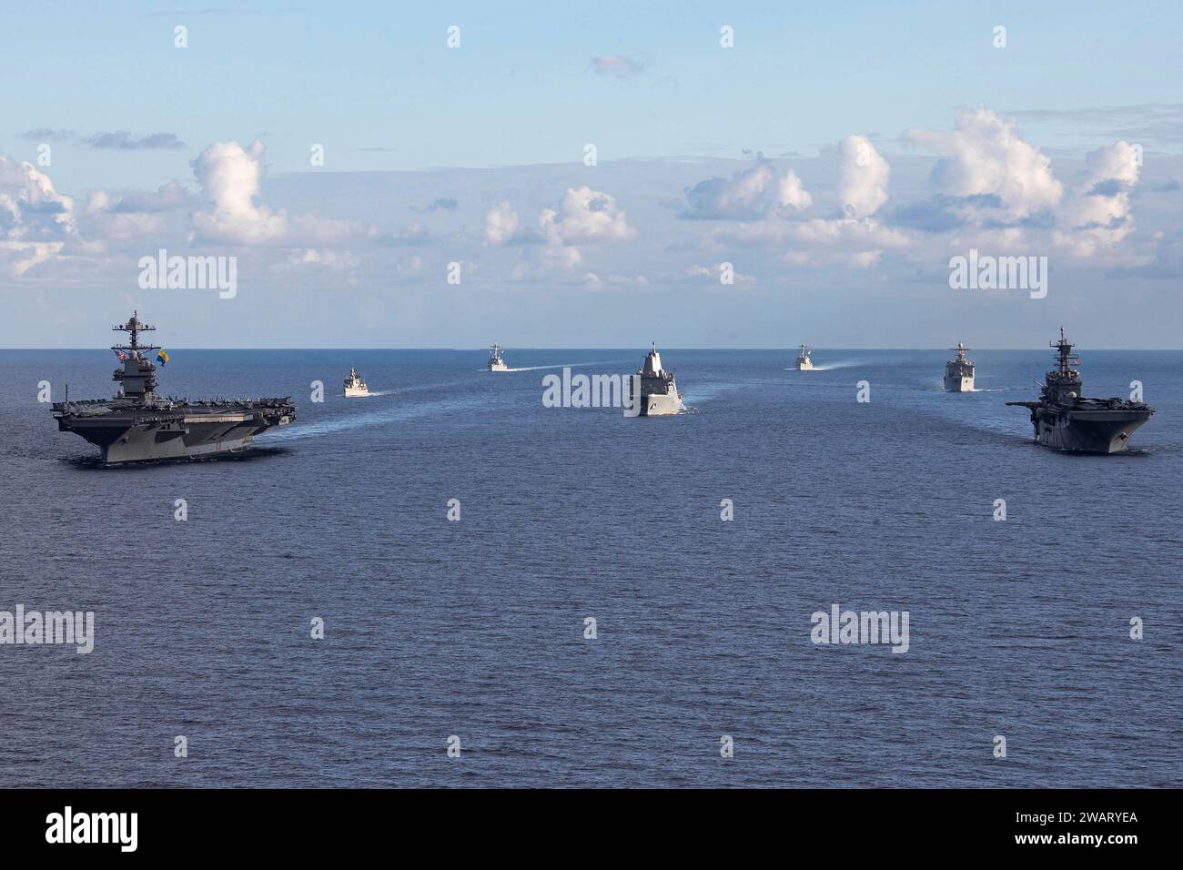 Mer Méditerranée, États-Unis. 31 décembre 2023. Le porte-avions USS Gerald R. Ford de la classe Ford de l'US Navy, à gauche, et le navire d'assaut amphibie USS Bataan de la classe Wasp, à droite, dirigent une formation de navires du Bataan Amphibious Ready Group et de la Hellenic Navy lors des opérations, le 31 décembre 2023 sur la Méditerranée crédit : MC3 Maxwell Orlosky/U.S. Navy photo/Alamy Live News Banque D'Images