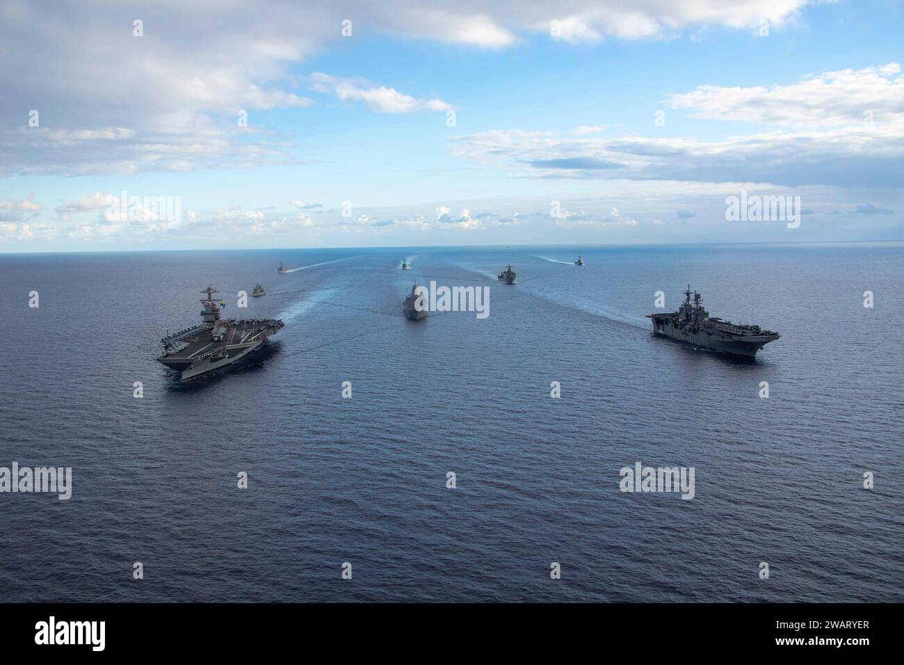 Mer Méditerranée, États-Unis. 31 décembre 2023. Le porte-avions USS Gerald R. Ford de la classe Ford de l'US Navy, à gauche, et le navire d'assaut amphibie USS Bataan de la classe Wasp, à droite, dirigent une formation de navires du Bataan Amphibious Ready Group et de la Hellenic Navy lors des opérations, le 31 décembre 2023 sur la Méditerranée crédit : MC3 Maxwell Orlosky/U.S. Navy photo/Alamy Live News Banque D'Images