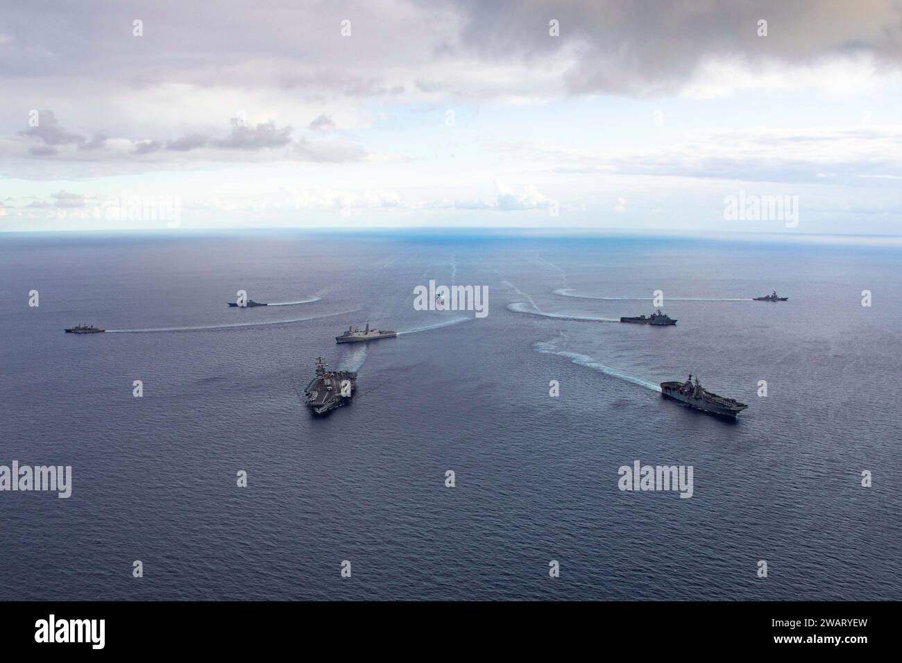 Mer Méditerranée, États-Unis. 31 décembre 2023. Le porte-avions USS Gerald R. Ford de la classe Ford de l'US Navy, à gauche, et le navire d'assaut amphibie USS Bataan de la classe Wasp, à droite, dirigent une formation de navires du Bataan Amphibious Ready Group et de la Hellenic Navy lors des opérations, le 31 décembre 2023 sur la Méditerranée crédit : MC3 Maxwell Orlosky/U.S. Navy photo/Alamy Live News Banque D'Images