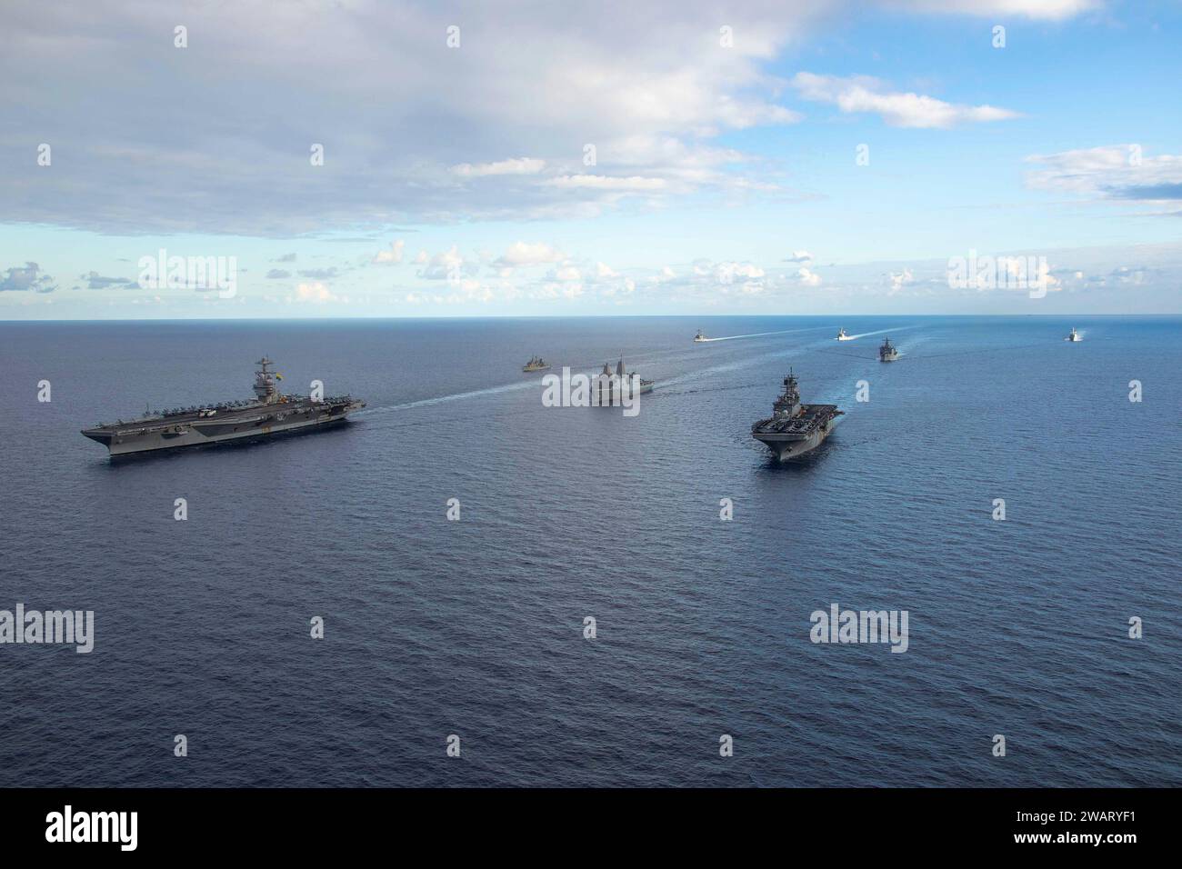 Mer Méditerranée, États-Unis. 31 décembre 2023. Le porte-avions USS Gerald R. Ford de la classe Ford de l'US Navy, à gauche, et le navire d'assaut amphibie USS Bataan de la classe Wasp, à droite, dirigent une formation de navires du Bataan Amphibious Ready Group et de la Hellenic Navy lors des opérations, le 31 décembre 2023 sur la Méditerranée crédit : MC3 Maxwell Orlosky/U.S. Navy photo/Alamy Live News Banque D'Images