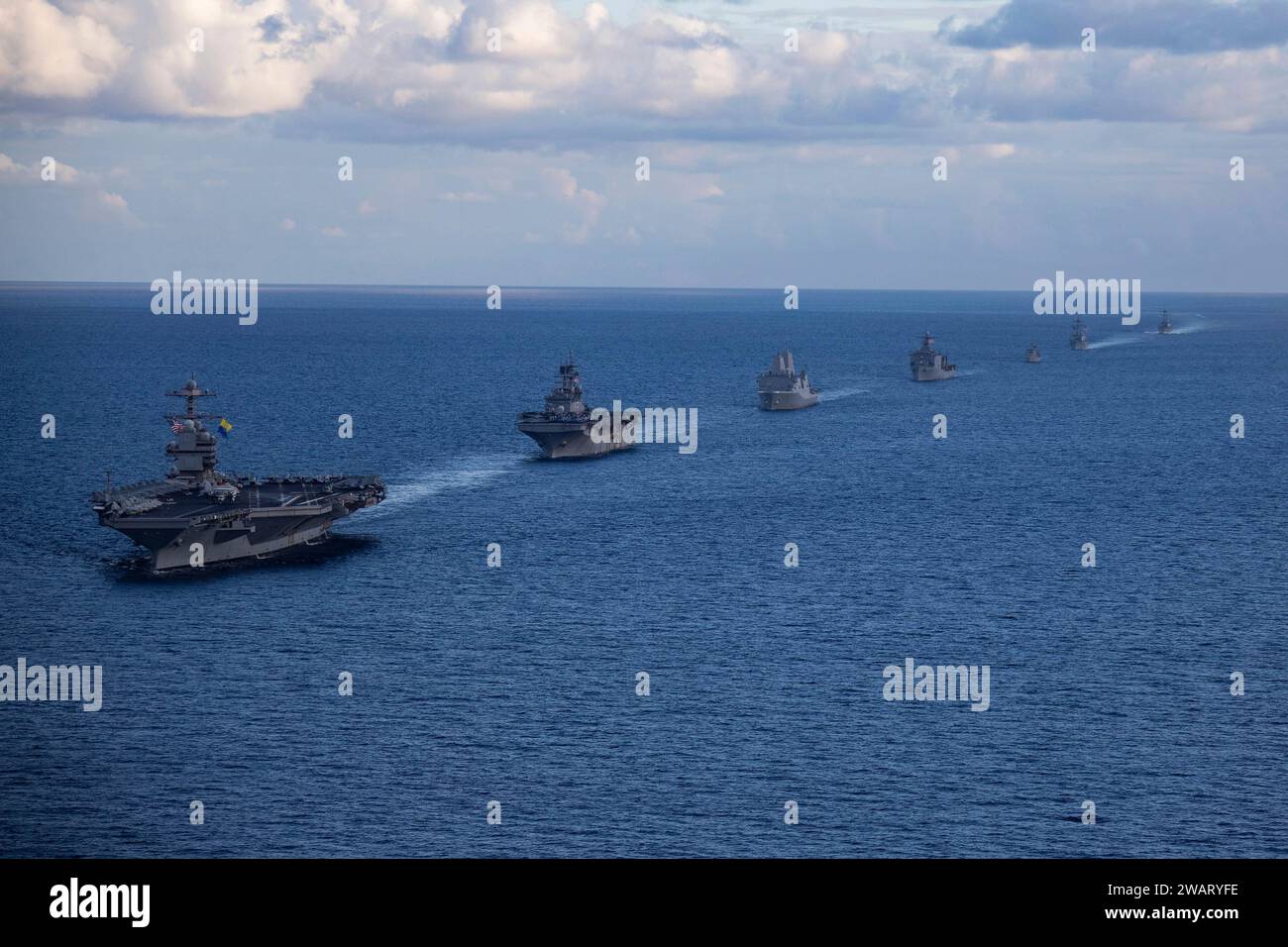 Mer Méditerranée, États-Unis. 31 décembre 2023. Le porte-avions USS Gerald R. Ford, de la classe Ford de l'US Navy, à gauche, et le navire d'assaut amphibie USS Bataan, 2e à gauche, dirigent une formation de navires du Bataan Amphibious Ready Group et de la Hellenic Navy lors des opérations, le 31 décembre 2023 sur la Méditerranée crédit : MC3 Maxwell Orlosky/U.S. Navy photo/Alamy Live News Banque D'Images