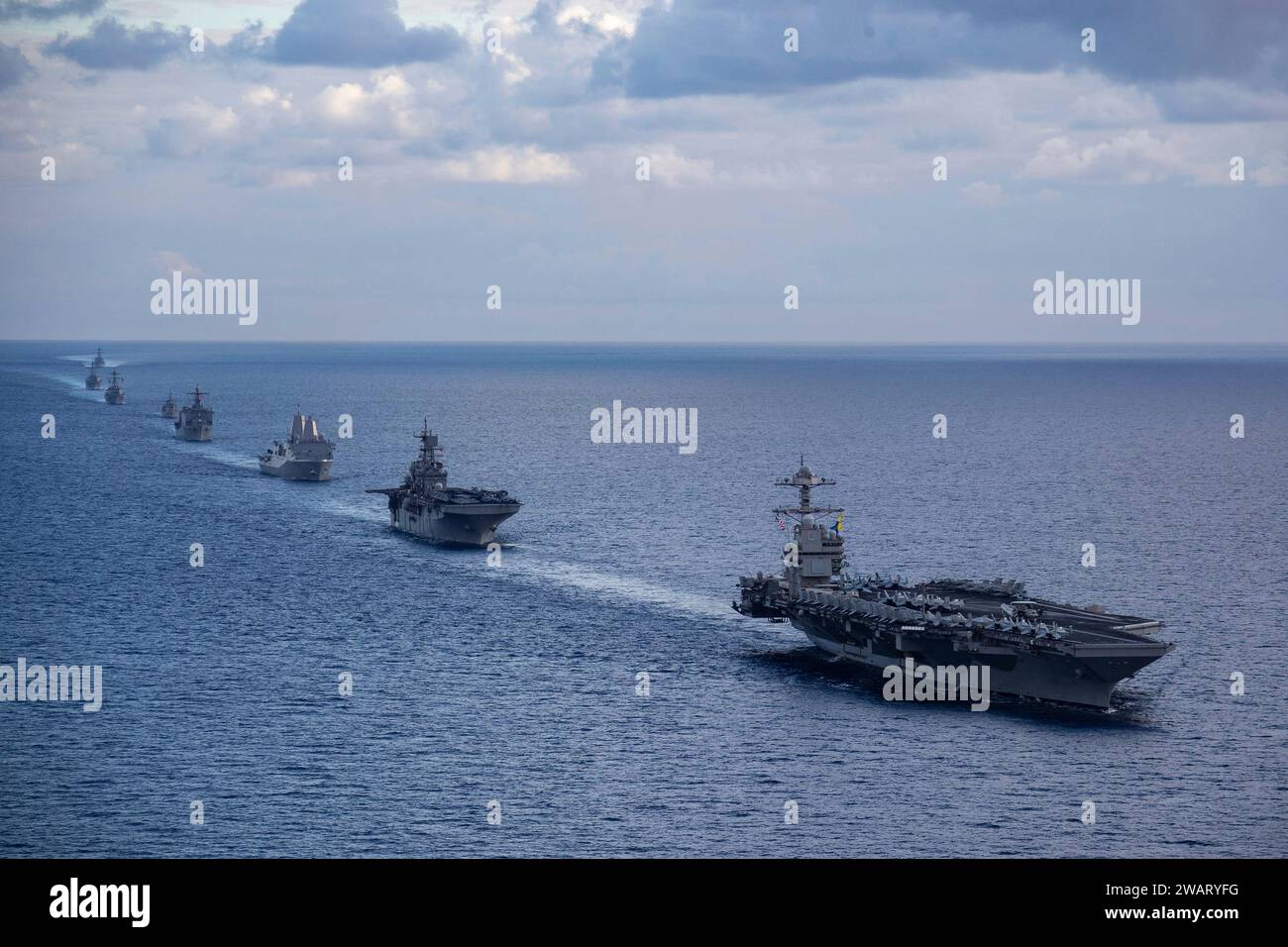 Mer Méditerranée, États-Unis. 31 décembre 2023. Le porte-avions USS Gerald R. Ford de la classe Ford de l'US Navy, à droite, et le navire d'assaut amphibie de la classe Wasp USS Bataan, 2e à droite, dirigent une formation de navires du Bataan Amphibious Ready Group et de la Hellenic Navy lors des opérations, le 31 décembre 2023 sur la Méditerranée crédit : MC3 Maxwell Orlosky/U.S. Navy photo/Alamy Live News Banque D'Images