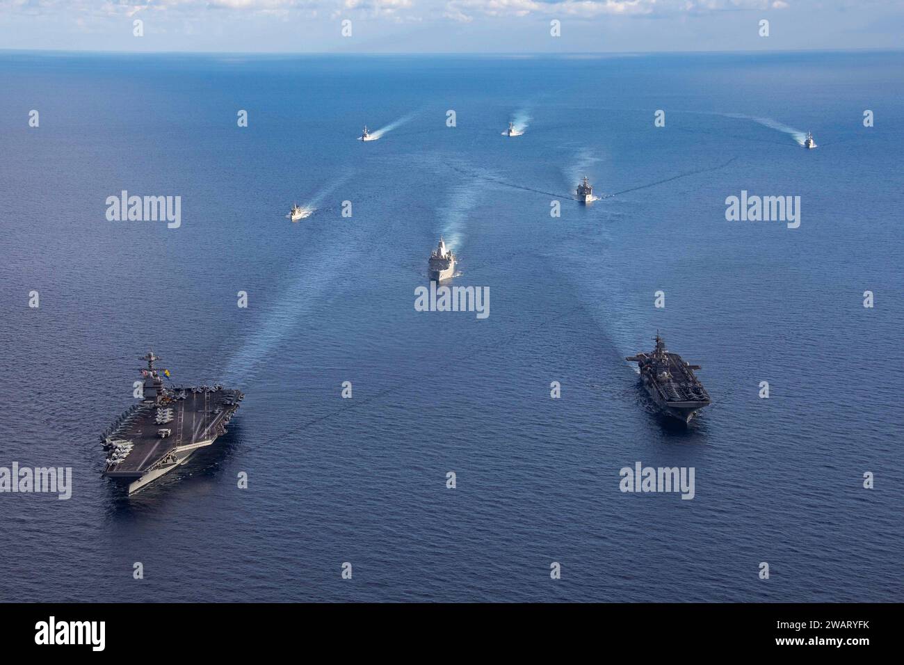 Mer Méditerranée, États-Unis. 31 décembre 2023. Le porte-avions USS Gerald R. Ford de la classe Ford de l'US Navy, à gauche, et le navire d'assaut amphibie USS Bataan de la classe Wasp, à droite, dirigent une formation de navires du Bataan Amphibious Ready Group et de la Hellenic Navy lors des opérations du 31 décembre 2023 sur la Méditerranée crédit : MC2 Jacob Mattingly/U.S. Navy photo/Alamy Live News Banque D'Images