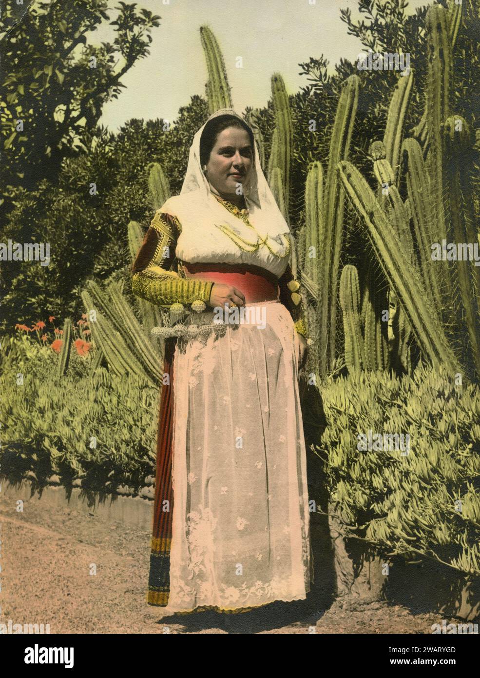 Femme portant le costume sicilien traditionnel parmi les cactus, Italie des années 1940 Banque D'Images