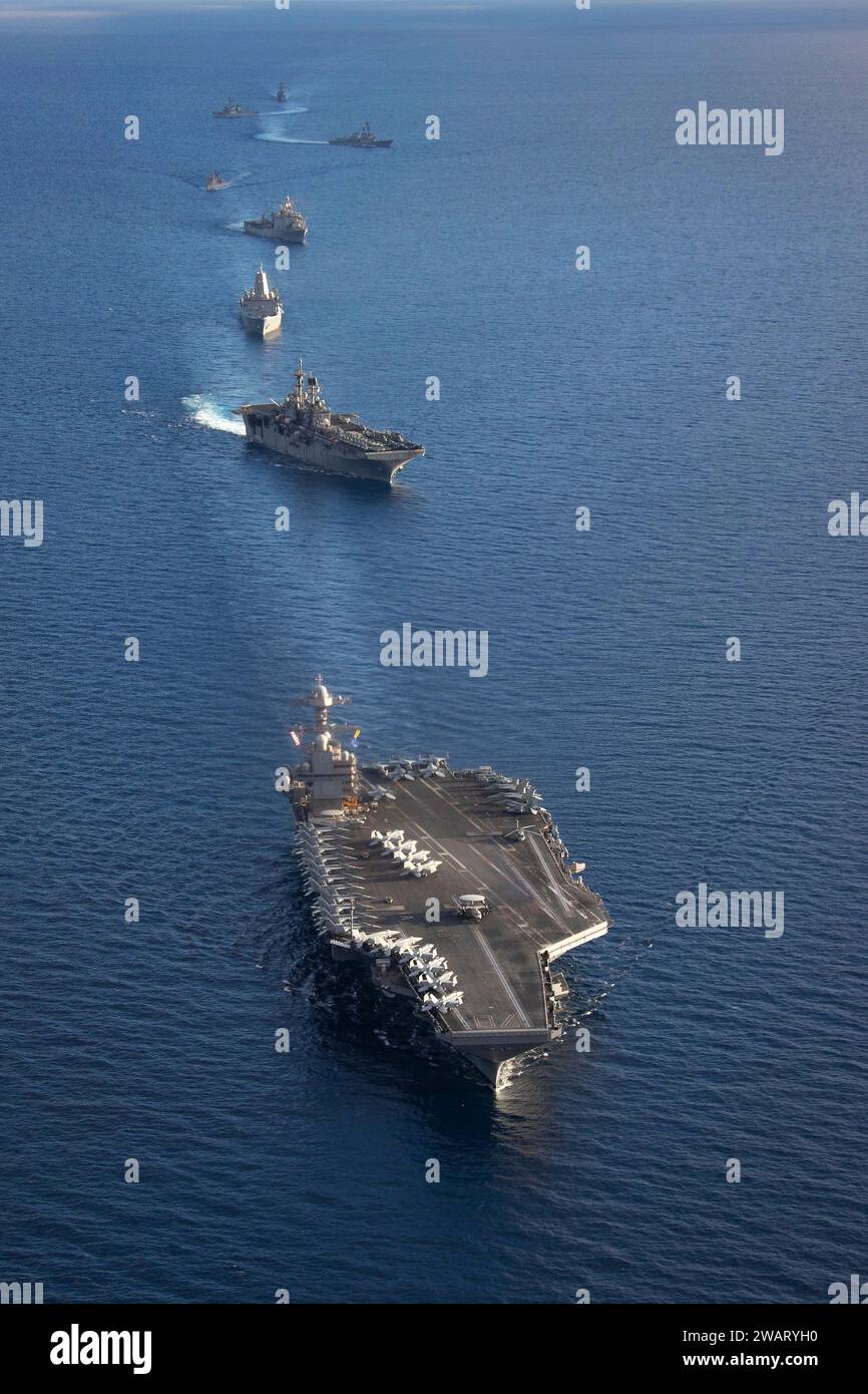 Mer Méditerranée, États-Unis. 31 décembre 2023. Le porte-avions USS Gerald R. Ford, de la classe Ford de l'US Navy, et le navire d'assaut amphibie de la classe Wasp USS Bataan, au centre, dirigent une formation de navires du Bataan Amphibious Ready Group et de la marine hellénique lors des opérations, le 31 décembre 2023 sur la Méditerranée crédit : MC2 Jacob Mattingly/U.S. Navy photo/Alamy Live News Banque D'Images