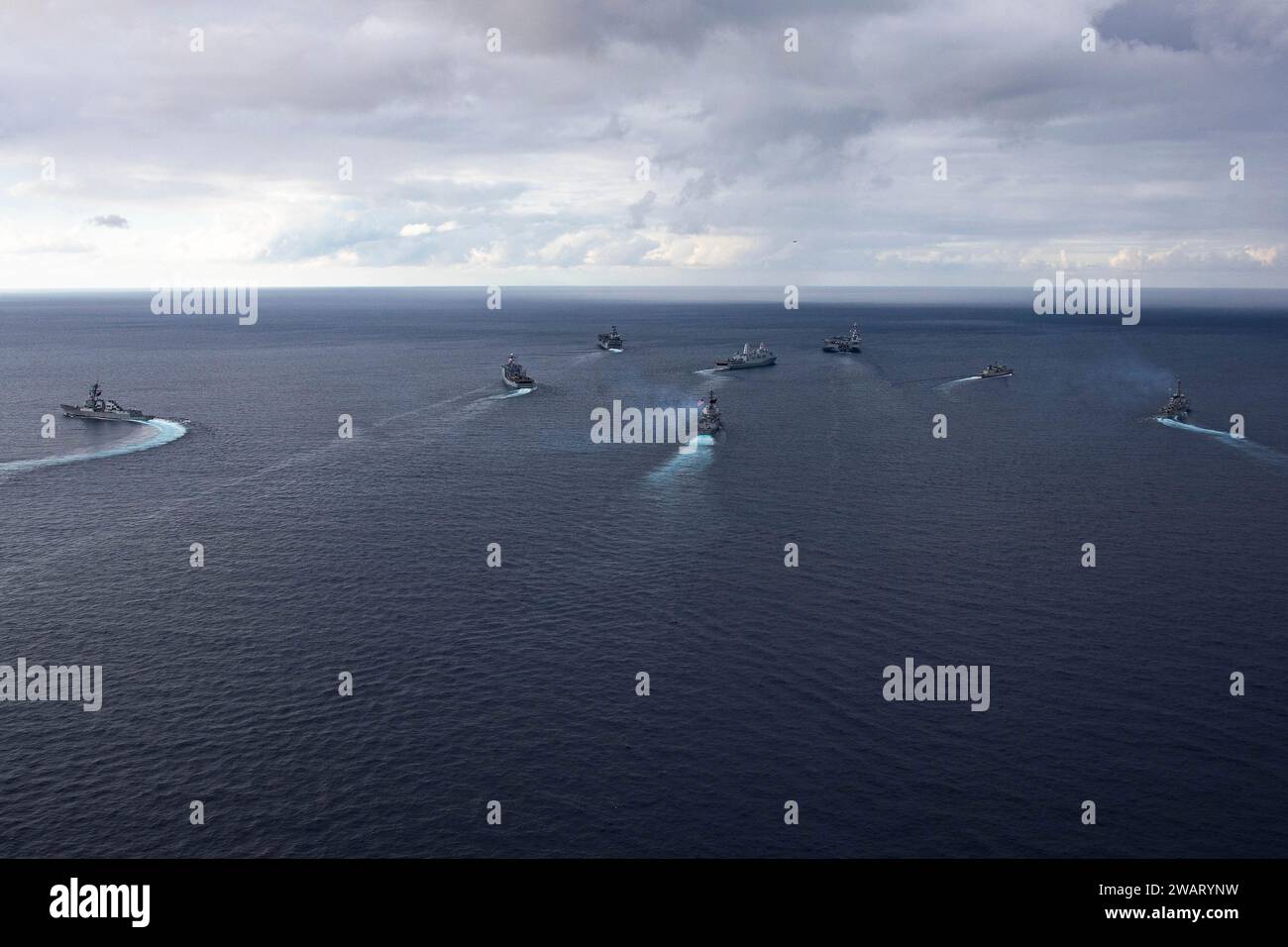 Mer Méditerranée, États-Unis. 31 décembre 2023. Le porte-avions USS Gerald R. Ford, de la classe Ford de l'US Navy, et le navire d'assaut amphibie USS Bataan de la classe Wasp, dirigent une formation de navires du Bataan Amphibious Ready Group et de la Hellenic Navy lors de manœuvres, le 31 décembre 2023 sur la Méditerranée crédit : MC3 Maxwell Orlosky/U.S. Navy photo/Alamy Live News Banque D'Images