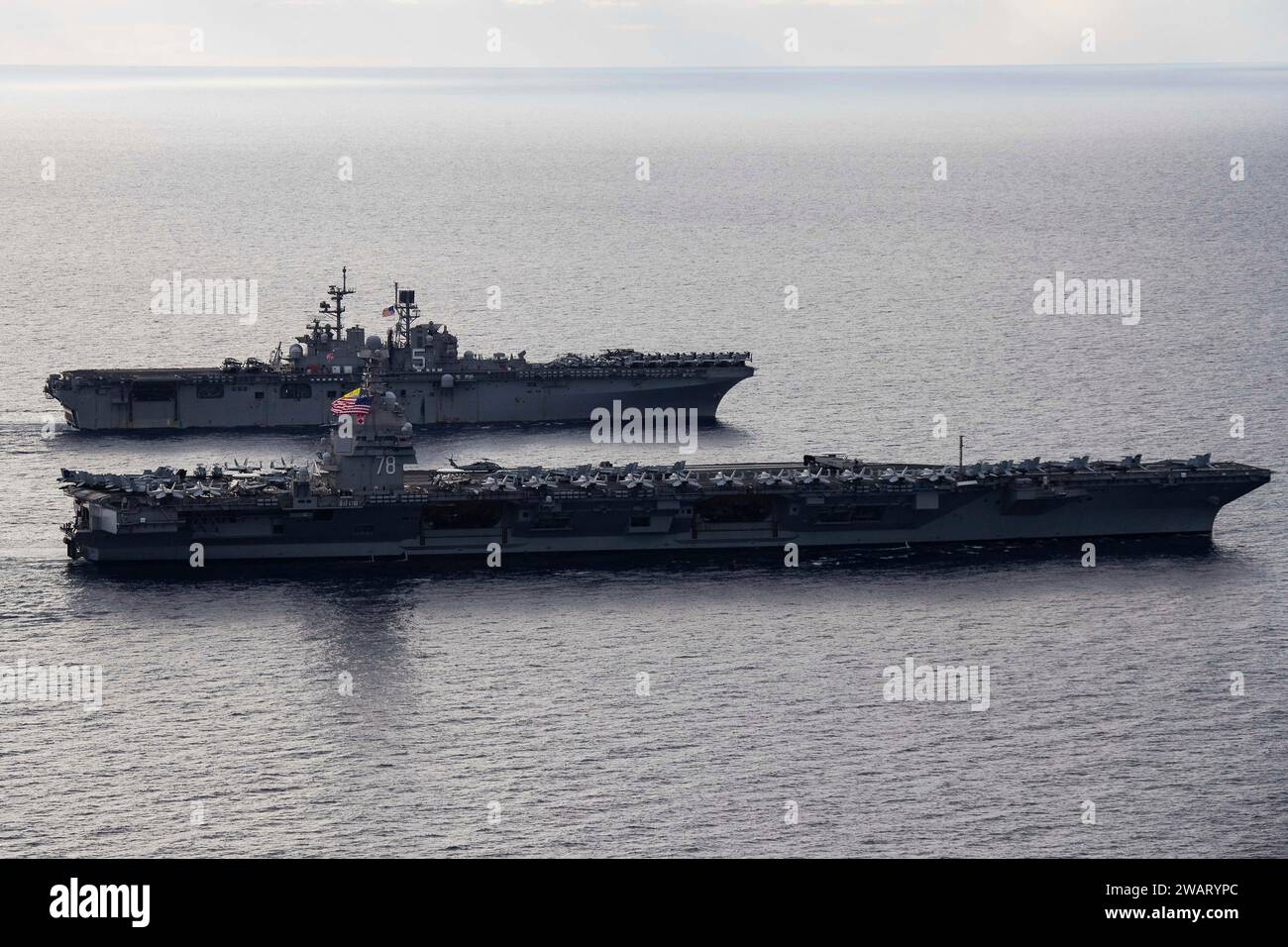 Mer Méditerranée, États-Unis. 31 décembre 2023. Le porte-avions USS Gerald R. Ford de la classe Ford de l'US Navy, à droite, et le navire d'assaut amphibie USS Bataan de la classe Wasp, à gauche, dirigent une formation de navires du Bataan Amphibious Ready Group et de la marine hellénique lors des opérations, le 31 décembre 2023 sur la Méditerranée crédit : MC3 Maxwell Orlosky/U.S. Navy photo/Alamy Live News Banque D'Images