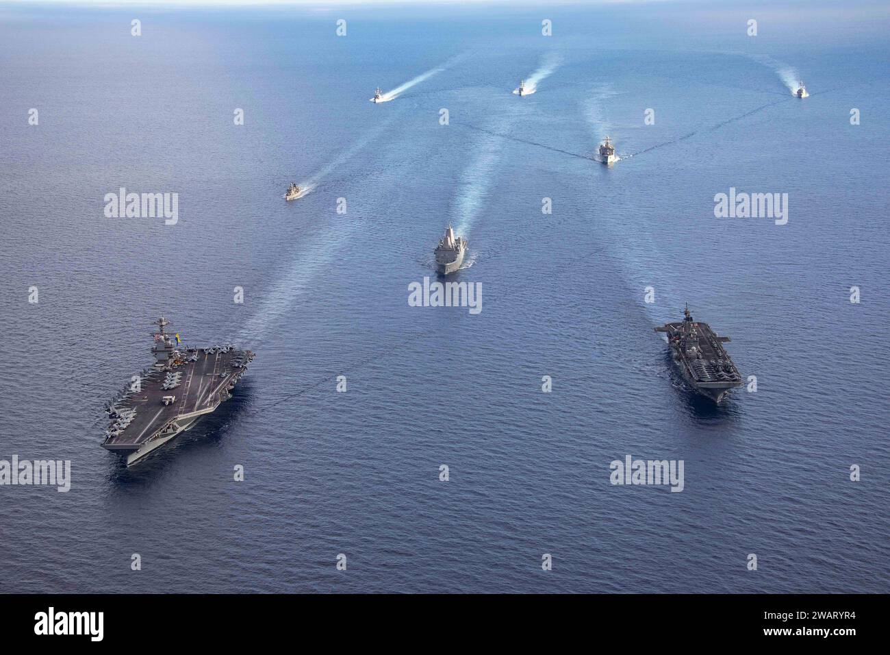 Mer Méditerranée, États-Unis. 31 décembre 2023. Le porte-avions USS Gerald R. Ford de la classe Ford de l'US Navy, à gauche, et le navire d'assaut amphibie USS Bataan de la classe Wasp, à droite, dirigent une formation de navires du Bataan Amphibious Ready Group et de la Hellenic Navy lors des opérations du 31 décembre 2023 sur la Méditerranée crédit : MC2 Jacob Mattingly/U.S. Navy photo/Alamy Live News Banque D'Images