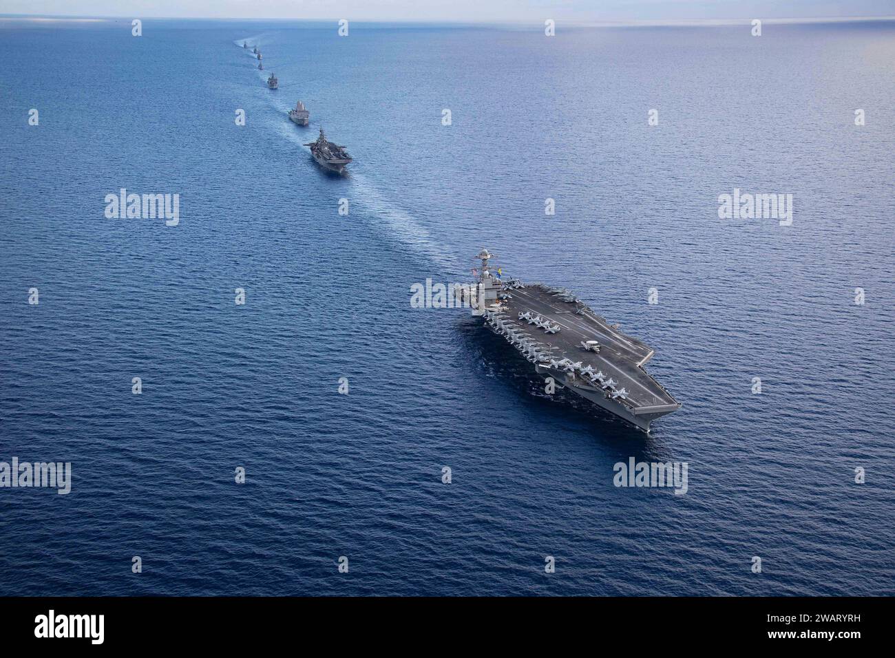 Mer Méditerranée, États-Unis. 31 décembre 2023. Le porte-avions de classe Ford USS Gerald R. Ford dirige une formation de navires du Bataan Amphibious Ready Group et de la marine hellénique lors des opérations, le 31 décembre 2023 sur la Méditerranée crédit : MC2 Jacob Mattingly/U.S. Navy photo/Alamy Live News Banque D'Images