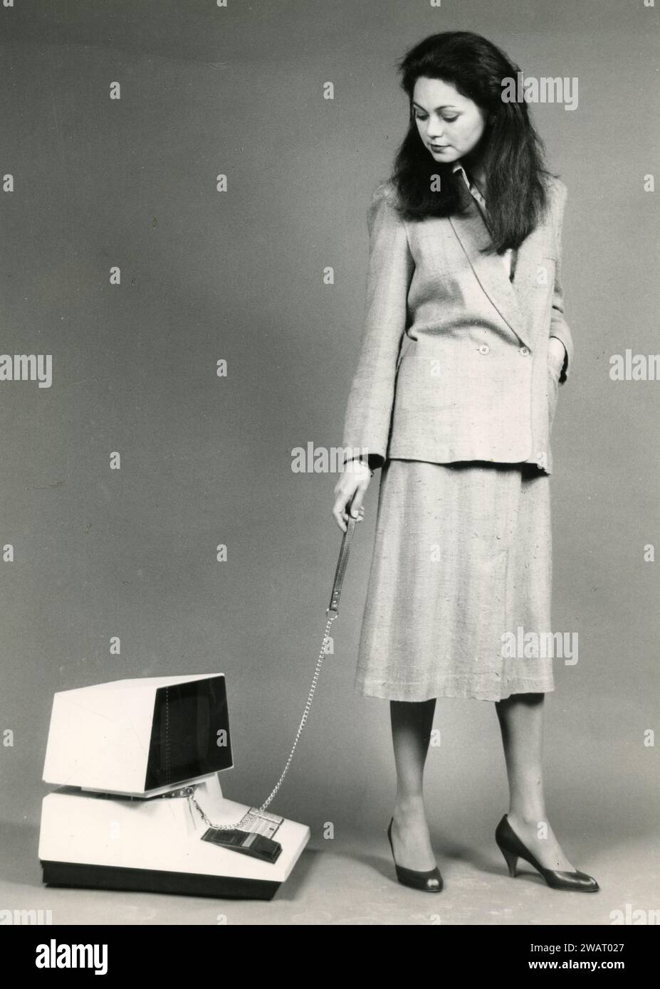 Femme avec un ordinateur personnel Commodore PET 2001 à la laisse, Italie années 1970 Banque D'Images