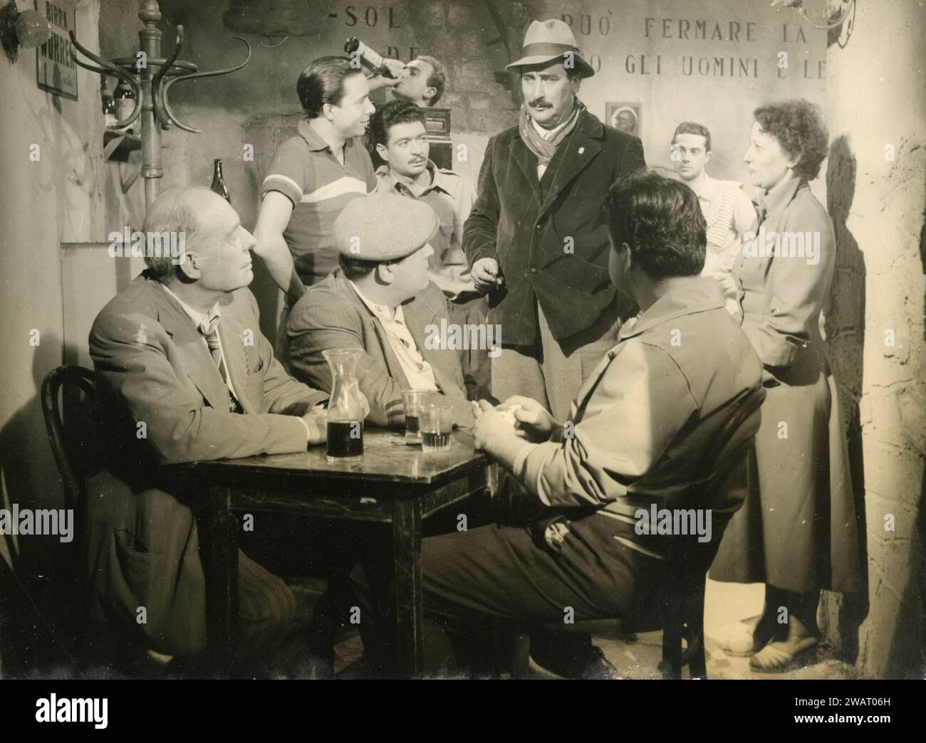 Film italien Still : hommes buvant dans une Hosteria, Italie des années 1950 Banque D'Images