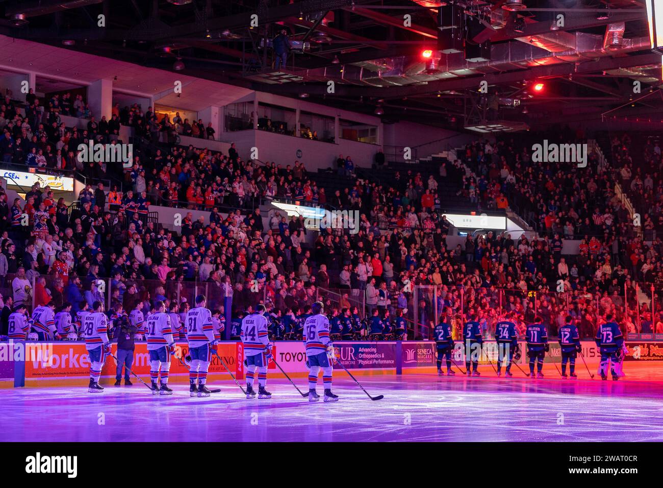 5 janvier 2024 : Cleveland Monsters et Rochester Americans Players se tiennent debout lors de l'hymne national. Les Americans de Rochester ont accueilli les Monsters de Cleveland dans un match de la Ligue américaine de hockey à Blue Cross Arena à Rochester, New York. (Jonathan Tenca/CSM) Banque D'Images