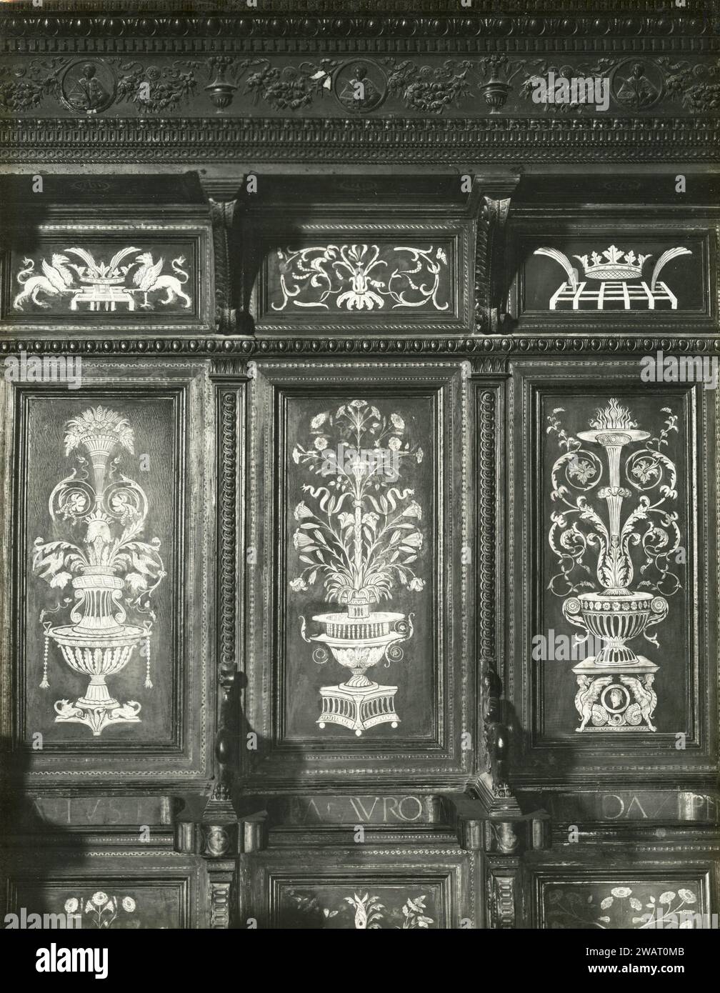Vue intérieure de la cathédrale : incrustations de choeur, Pérouse, Italie des années 1920 Banque D'Images