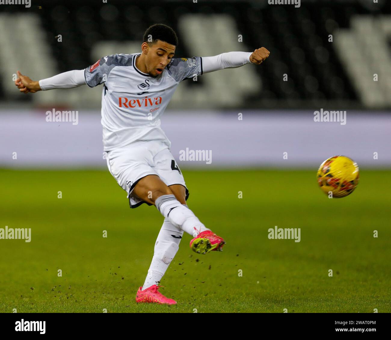 Swansea, Royaume-Uni. 06 janvier 2024. Azeem Abdulai de Swansea City Emirates FA Cup, match de 3e tour, Swansea City v Morecambe au stade Swansea.com à Swansea, pays de Galles le samedi 6 janvier 2024. Cette image ne peut être utilisée qu'à des fins éditoriales. À usage éditorial uniquement, photo de crédit : Andrew Orchard photographie sportive/Alamy Live News Banque D'Images