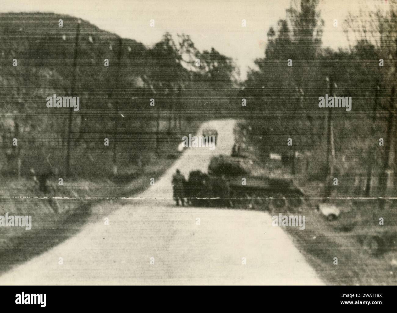 Soldats soviétiques et char à un poste de contrôle, Hongrie 1956 Banque D'Images