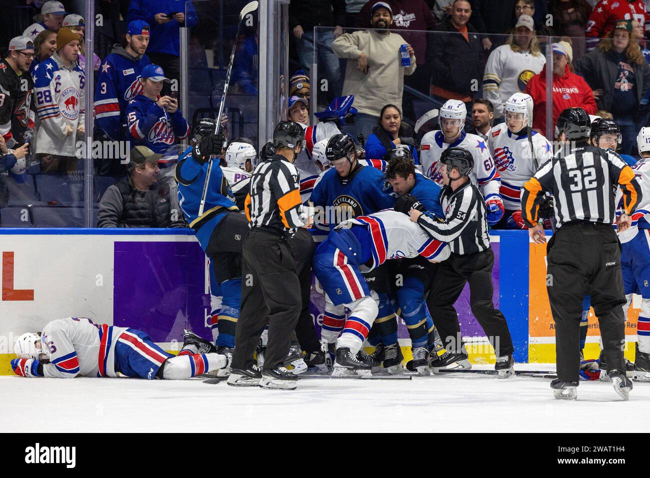5 janvier 2024 : les joueurs de Cleveland Monsters et Rochester Americans s'affrontent en troisième période. Les Americans de Rochester ont accueilli les Monsters de Cleveland dans un match de la Ligue américaine de hockey à Blue Cross Arena à Rochester, New York. (Jonathan Tenca/CSM) Banque D'Images