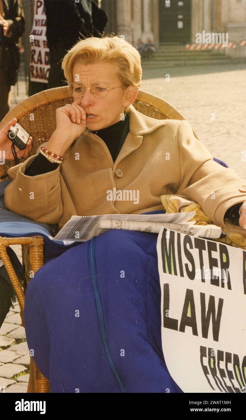 Emma Bonino, politicienne italienne manifestant devant le Parlement, Rome, Italie 1998 Banque D'Images