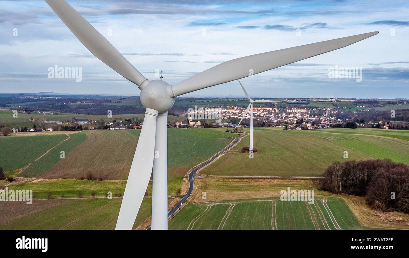 Striegistal - Windräder drehen sich in Mittelsachsen 05.01.2024 gegen 11,30 Uhr Striegistal OT Etzdorf im Foto : Windräder stehen auf einem Feld in Etzdorf, Ortsteil von Striegistal im Kreis Mittelsachsen, Sachsen Drohnenaufnahme Striegistal Etzdorf Sachsen Deutschland *** les éoliennes Striegistal tournent en Saxe central 05 01 2024 vers 11 30 oclock Striegistal OT Etzdorf dans la photo les éoliennes se trouvent sur un champ à Etzdorf, district de Striegistal dans le district de Saxe central, Saxe Drone shot Striegistal Etzdorf Saxe Allemagne Copyright : xEHLxMediax 240105_windrad-mittelsachs Banque D'Images