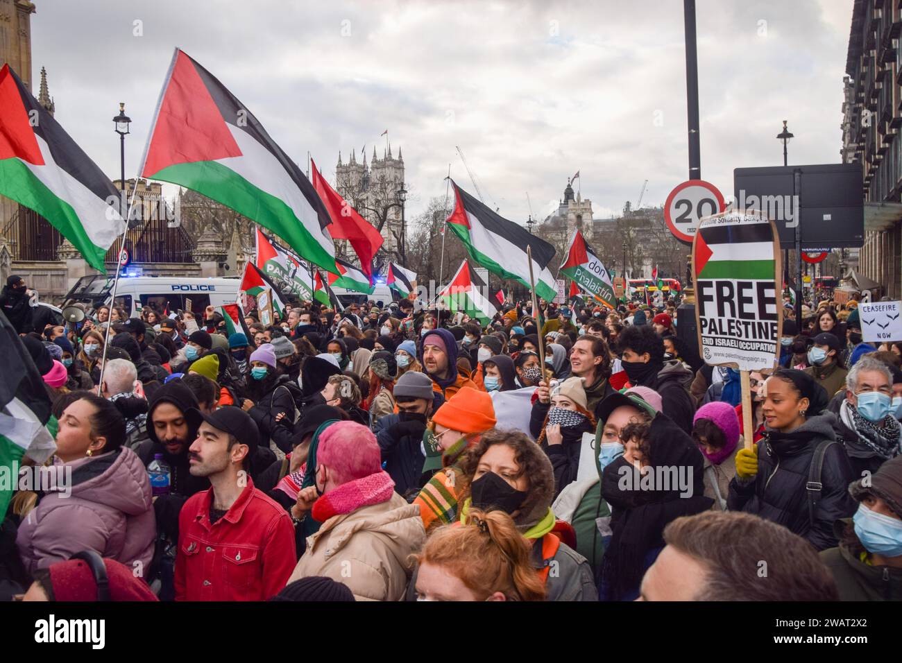 Londres, Royaume-Uni. 06 janvier 2024. Les manifestants brandissent des drapeaux palestiniens pendant la manifestation à côté du pont de Westminster. Des milliers de manifestants pro-palestiniens ont défilé à Westminster pour réclamer un cessez-le-feu alors que la guerre entre Israël et le Hamas se poursuit. Crédit : SOPA Images Limited/Alamy Live News Banque D'Images