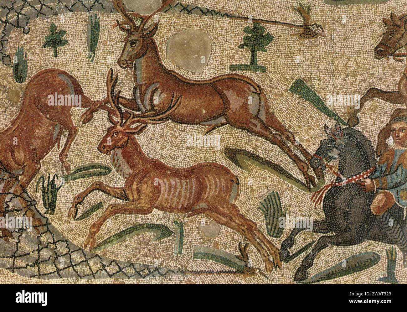 Scène de chasse aux mosaïques antiques : le cerf enfoncé dans le filet, Villa romaine del Casale, Piazza Armerina, Sicile, Italie années 1960 Banque D'Images
