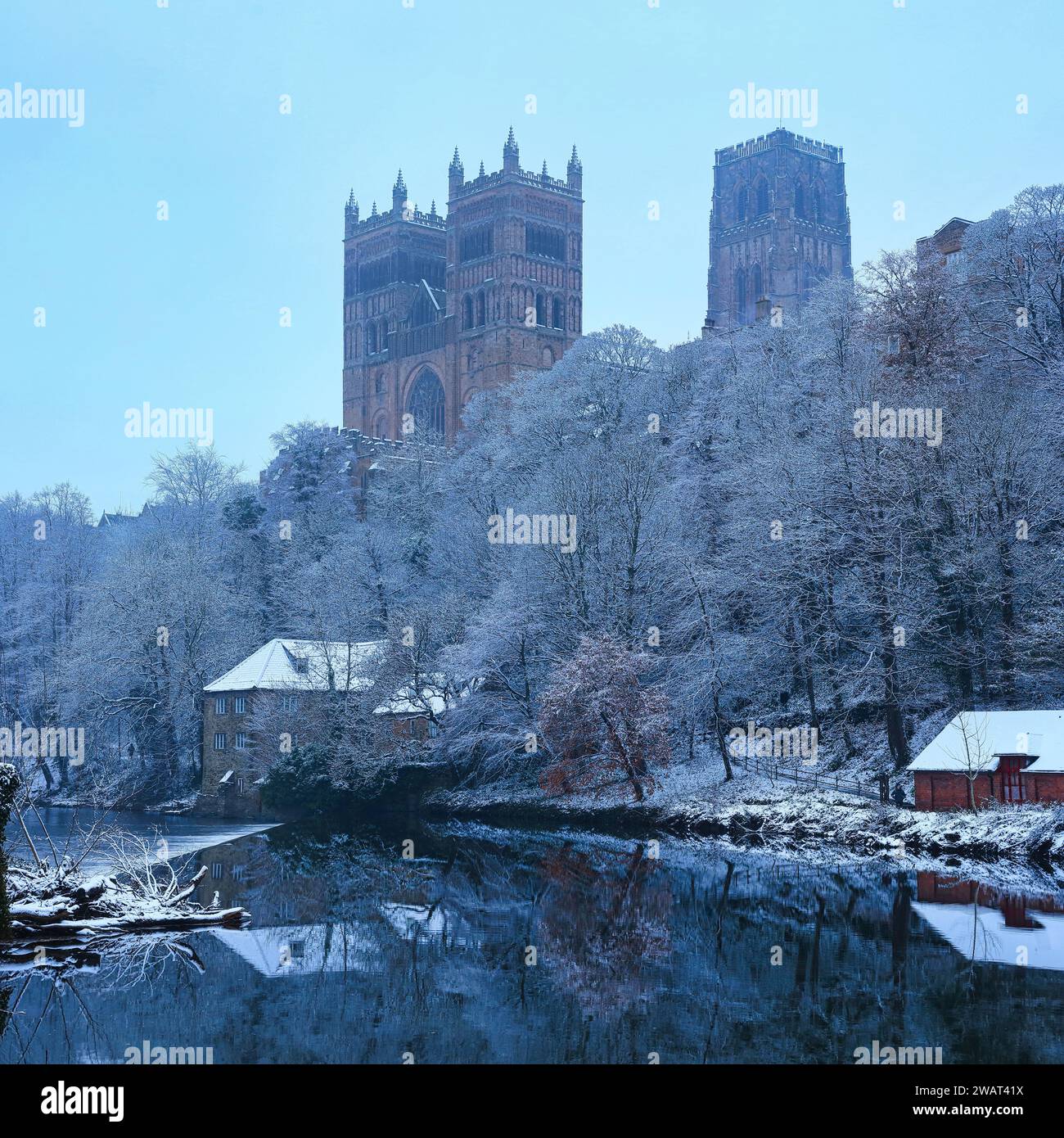 Vue classique de la cathédrale de Durham par un après-midi d'hiver glacial, Durham, Angleterre, Royaume-Uni. Banque D'Images