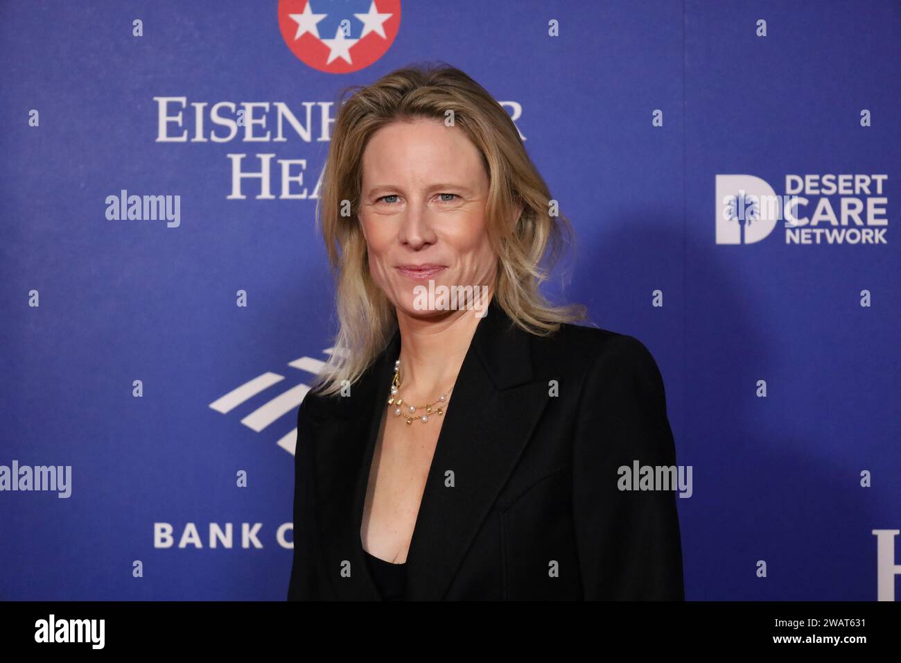 Palm Springs, Californie, États-Unis 5 janvier 2024. La réalisatrice Thea Sharrock honore le tapis rouge lors de la soirée d'ouverture du Festival international du film de Palm Springs au Richards Center for the Arts de Palm Springs High School à Palm Springs, CA vendredi 5 janvier 2024, où son film, 'Wicked Little Letters est montré et honoré. (Image de crédit : © Amy Katz/ZUMA Press Wire) USAGE ÉDITORIAL SEULEMENT! Non destiné à UN USAGE commercial ! Banque D'Images
