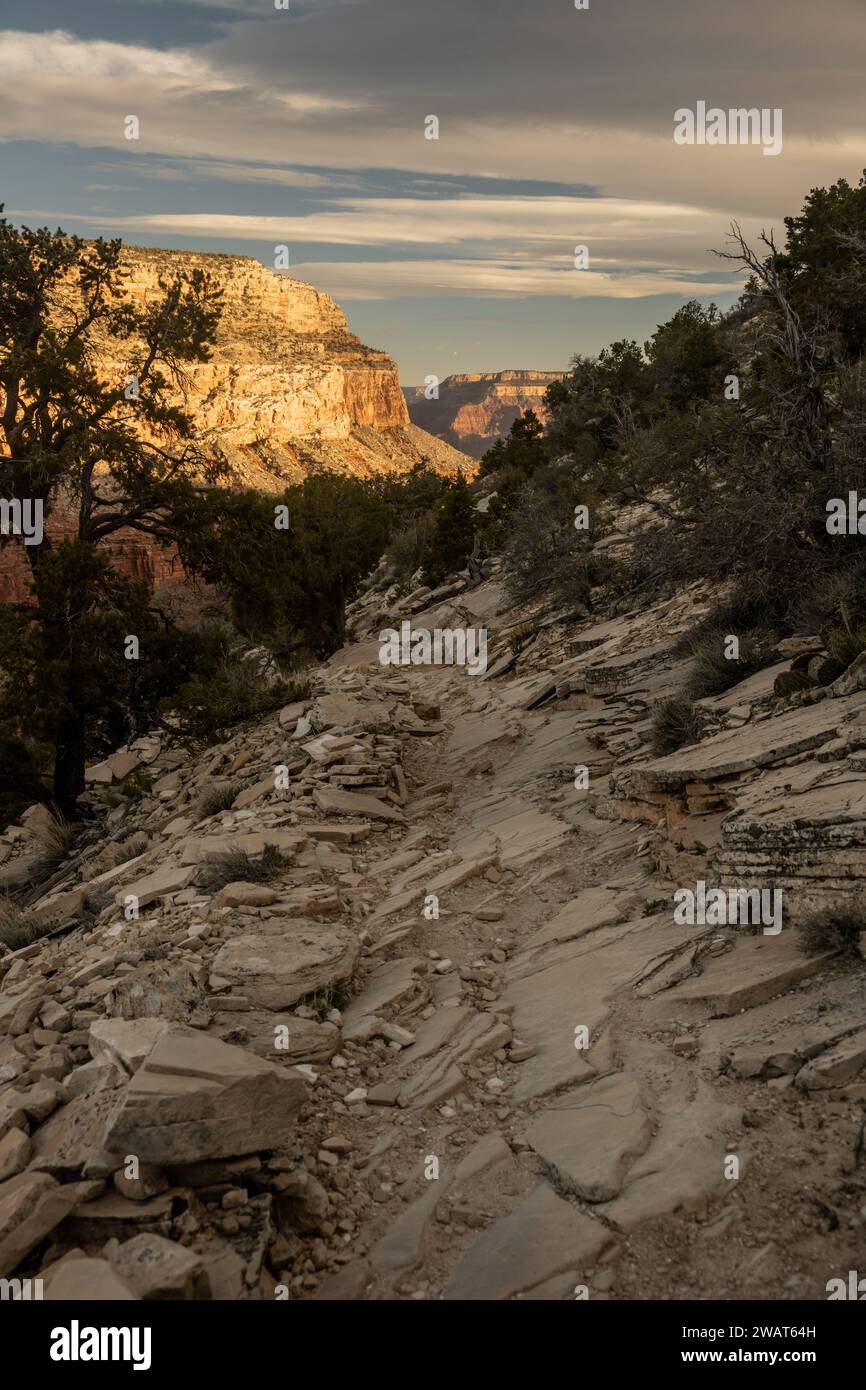 Rocky Hermit Trail se dirigeant profondément dans le Grand Canyon depuis le plateau sud Banque D'Images