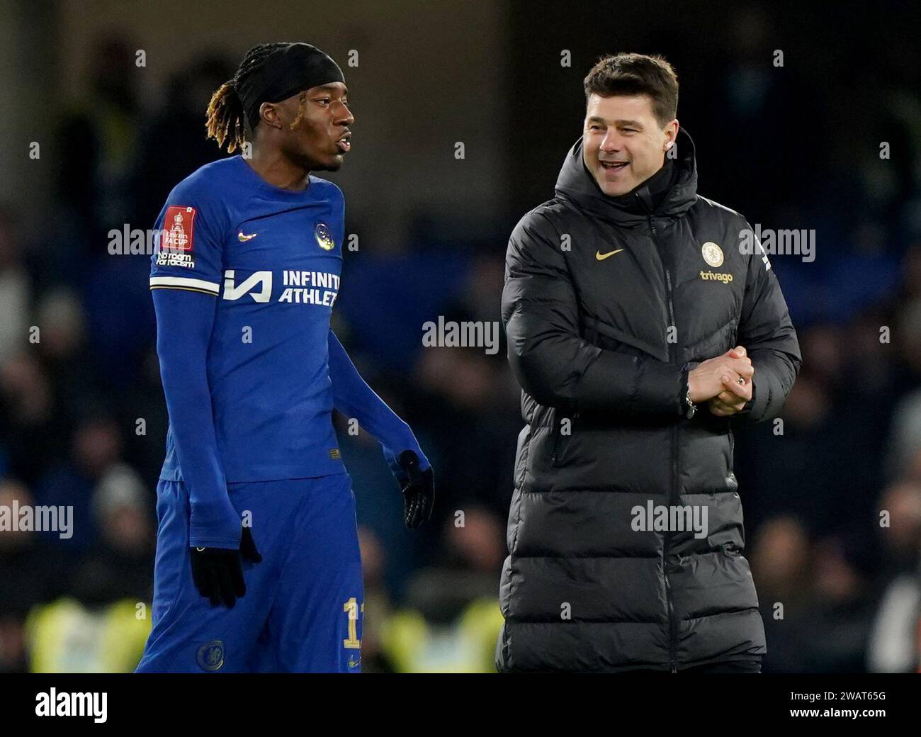 Noni Madueke de Chelsea (à gauche) avec l'entraîneur Mauricio Pochettino sur le terrain après le match du troisième tour de la coupe FA Emirates à Stamford Bridge, Londres. Date de la photo : samedi 6 janvier 2024. Banque D'Images