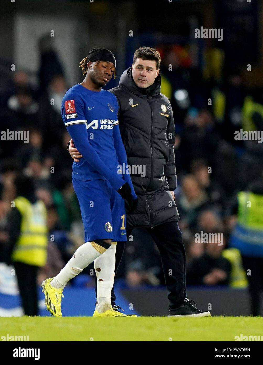 Noni Madueke de Chelsea (à gauche) avec l'entraîneur Mauricio Pochettino sur le terrain après le match du troisième tour de la coupe FA Emirates à Stamford Bridge, Londres. Date de la photo : samedi 6 janvier 2024. Banque D'Images