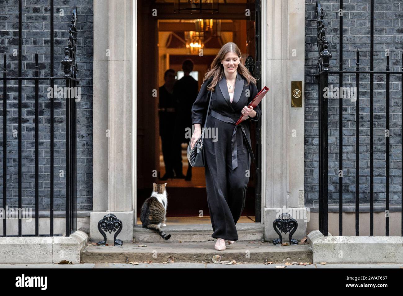 Michelle Donelan, députée, secrétaire d’État à la Science, à la technologie et à l’innovation, sourit et Larry the Cat, Downing Street, Royaume-Uni Banque D'Images