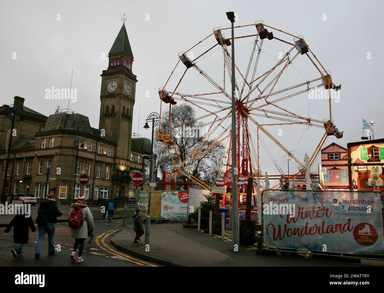 Vue rapprochée de la Big Wheel au Chorley Winter Wonderland dans la ville de Chorley, Lancashire, Royaume-Uni, Europe en janvier 2024 Banque D'Images