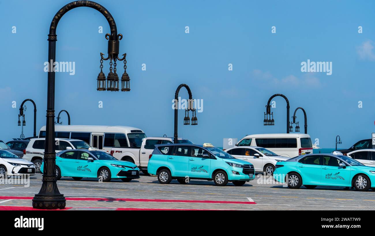 Doha, Qatar- 12 décembre 2023 - divers taxis karwa, y compris une camionnette et une voiture Banque D'Images