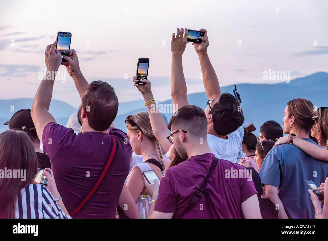 Grande foule de touristes sur Piazzale Michelangelo profitant du coucher de soleil sur Florence, Italie Banque D'Images