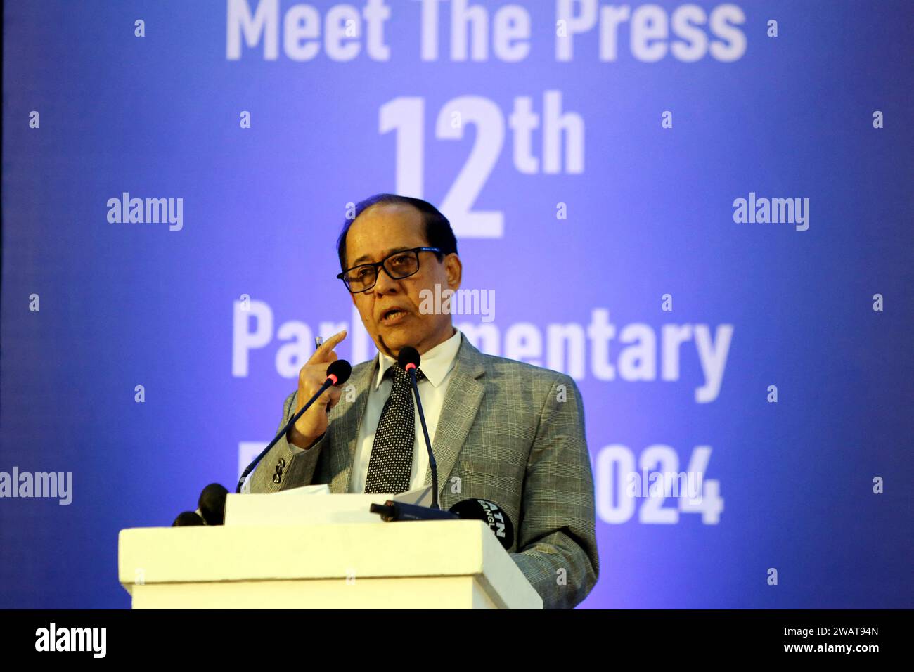 Dhaka, Bangladesh. 06 janvier 2024. Le commissaire en chef aux élections Kazi Habibul Awal s’adresse à la presse à Dhaka, au Bangladesh, le samedi 6 janvier 2024. La commission électorale a déclaré que des urnes et d'autres fournitures électorales avaient été distribuées en préparation du vote de dimanche dans plus de 42 000 circonscriptions. Il y a plus de 119 millions d'électeurs inscrits. Photo de Habibur Rahman/ABACAPRESS.COM crédit : Abaca Press/Alamy Live News Banque D'Images